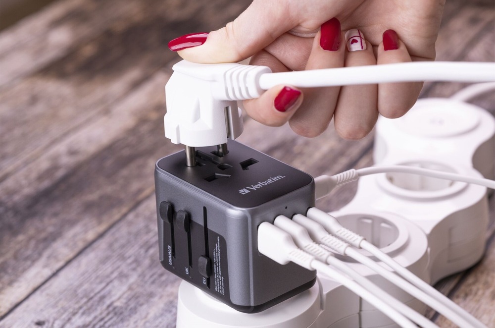 Cestovní adaptér Verbatim UTA-03 s 1 x USB-C PD 30W & QC 3.0 / 2 x USB-C / 2 x USB-A černý Cestovní adaptér Verbatim UTA-03 s 1 x USB-C PD 30W & QC 3.0 / 2 x USB-C / 2 x USB-A černý