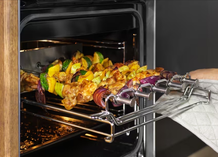 Sklokeramický sporák Electrolux LKR540267W bílý Vysunutý grilovací stojan v troubě Electrolux. Na něm se opékají špízy s masem a zeleninou.
