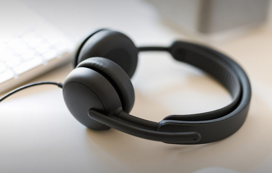 Headset Logitech Zone Wired 2 šedý Headset Logitech Zone Wired 2 jako součást moderního pracovního stolu, vhodný pro kancelářské i domácí nasazení
