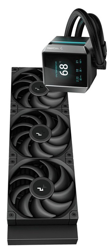 Na obrázku je vodní chladič procesoru DeepCool MYSTIQUE 360 v černém provedení. Skládá se z dlouhého radiátoru se třemi velkými ventilátory pod sebou a z hranaté pumpy spojené s radiátorem dvojicí ohebných hadic. Na čelní straně pumpy je výrazný displej, který zobrazuje teplotu 68 stupňů a další malé provozní údaje. Produkt působí moderně, výkonně a prémiově.