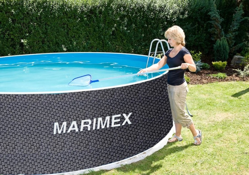 Žena čistí Bazén Marimex Orlando 