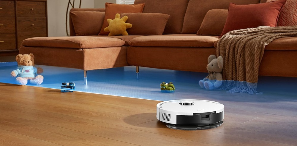 Dreame F20 Plus projíždí obývacím pokojem a mapuje prostor pro vytvoření precizní mapy úklidu.