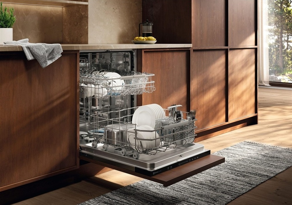 Vestavná myčka Electrolux E82LB120S série 800  v kuchyňské lince s dřevěným dekorem.