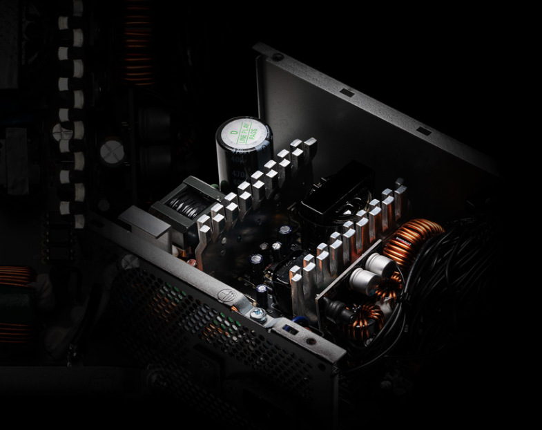 ADATA XPG PYLON II má i 20+4pinový konektor pro základní desku