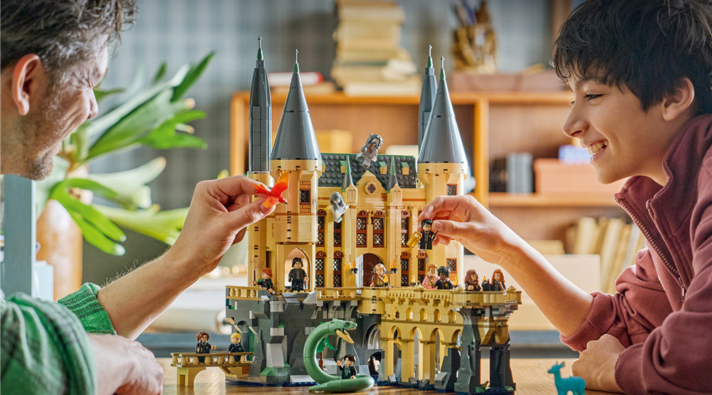 Stavebnice LEGO® Harry Potter™ 76473 Bradavický hrad: Východní křídlo Bradavice, které můžou růst s vaší sbírkou – Model lze propojit s dalšími stavebnicemi a postupně vytvořit rozsáhlý hrad.