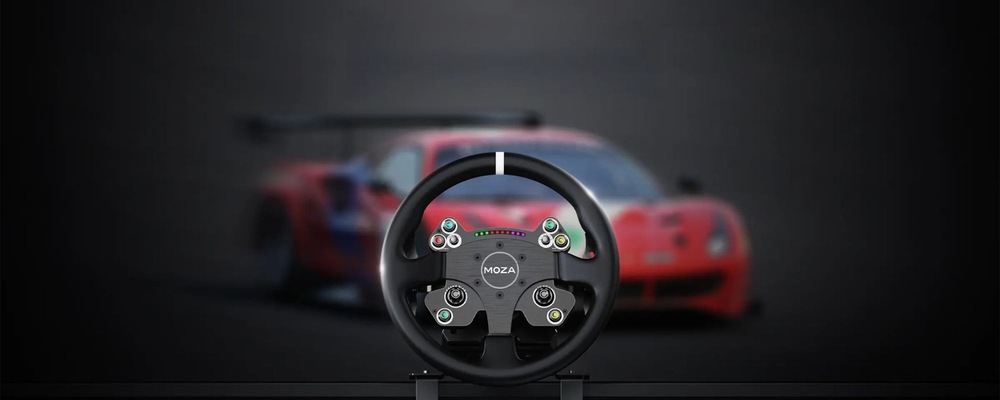 Volant Moza Racing CS V2P (PC) hliník Volant CS V2P v pohledu zepředu se závodním vozem v pozadí.