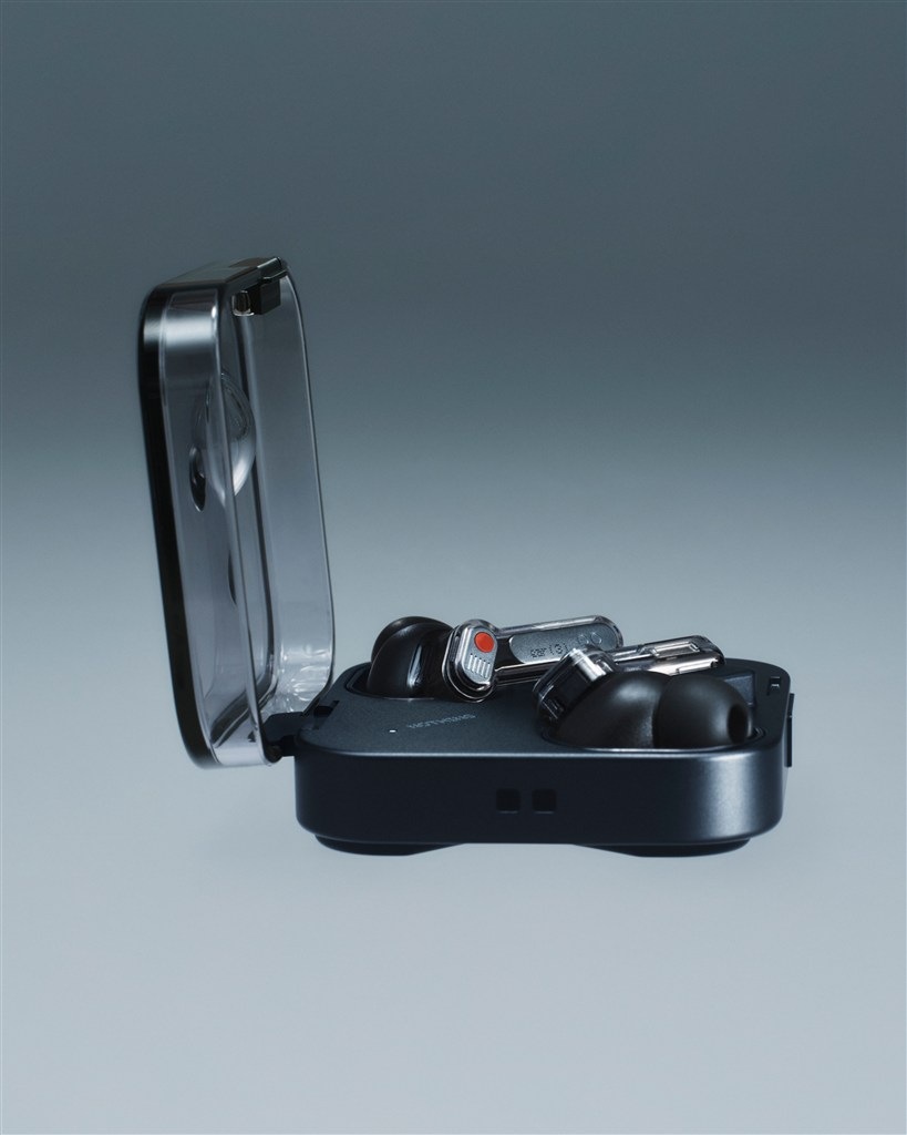 Sluchátka Nothing Ear (3), True Wireless Stereo černá Sluchátka Nothing Ear udržují ikonický transparentní design značky Nothing, nicméně vyčnívají svými kovovými prvky v konstrukci pouzdra i sluchátek.