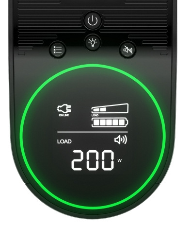 Na obrázku je detail horního ovládacího panelu záložního zdroje APC Pro 2200VA for Gaming. Dominantní je kulatý LCD displej s jasně zeleným svítícím prstencem po obvodu. Na displeji jsou ikony režimu online, ukazatel zátěže a stavu baterie a velké číslo „200 W“, které ukazuje aktuální odběr. Nad displejem jsou tři malá tlačítka a úplně nahoře je tlačítko napájení.