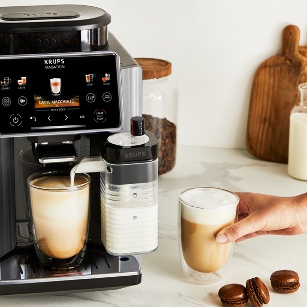 Výroba mléčného nápoje s kávovarem Krups EA918GE0 Sensation Elite Hot & Cold