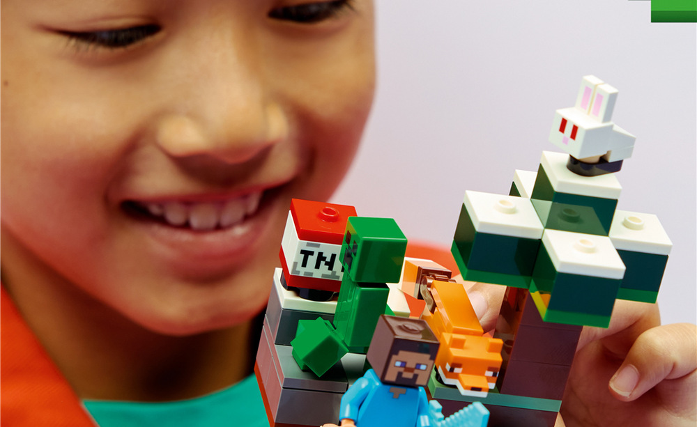 Stavebnice LEGO Minecraft přenáší děti do biomu tajgy, kde mohou se Stevem těžit diamanty a objevovat nové příběhy