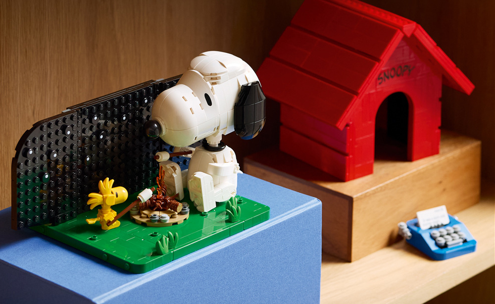 Stavebnice LEGO® Ideas 21368 Peanuts: Snoopyho bouda Snoopyho ikonická bouda připomíná atmosféru komiksů Peanuts a umožňuje vytvářet různé známé scény.