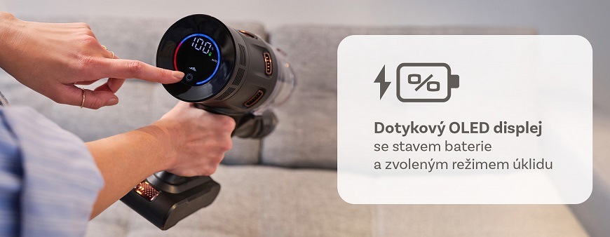 Ruka uživatele ovládající dotykový kulatý displej vysavače ETA Terier, na kterém svítí stav baterie 100 % a modrý indikátor aktivního režimu