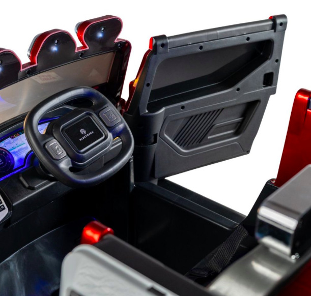 Elektrické autíčko Bluetouch off-road červený Detail interiéru autíčka BLUETOUCH s volantem, otevřenými dveřmi a bezpečnostním pásem