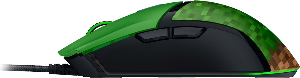 Myš Razer COBRA Lightweight Wired Minecraft Ed. zelená Na obrázku je boční pohled na drátovou herní myš Razer Cobra Minecraft Edition. Myš má černo-zelené provedení s pixelovým motivem Minecraftu na zadní části a zeleným podsvícením podél spodní hrany. Vlevo vede z přední části opletený kabel. Na boku jsou dvě programovatelná tlačítka pro palec a nízký ergonomický tvar určený pro pohodlné hraní.