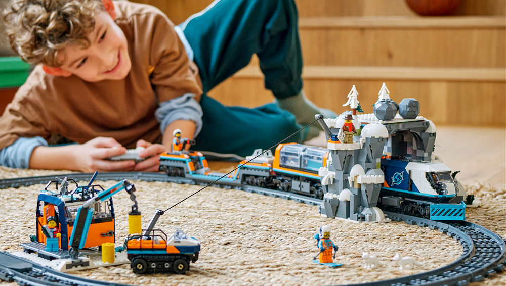 Stavebnice LEGO® City 60470 Polární expres pro průzkumníky Arktidy Motorizovaný vlak s 22 dílky kolejí umožňuje dětem projíždět arktickou krajinou a ovládat ho aplikací.