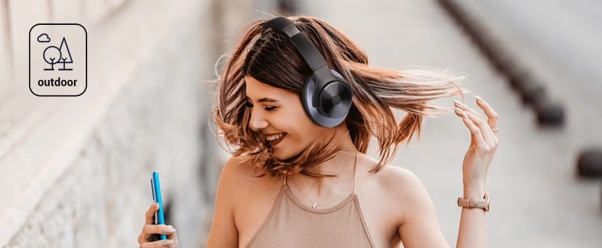 Sluchátka OneOdio Focus A10 bílá Žena s rozevlátými vlasy si užívá poslech hudby ze sluchátek OneOdio Focus A10 s příjemným designem