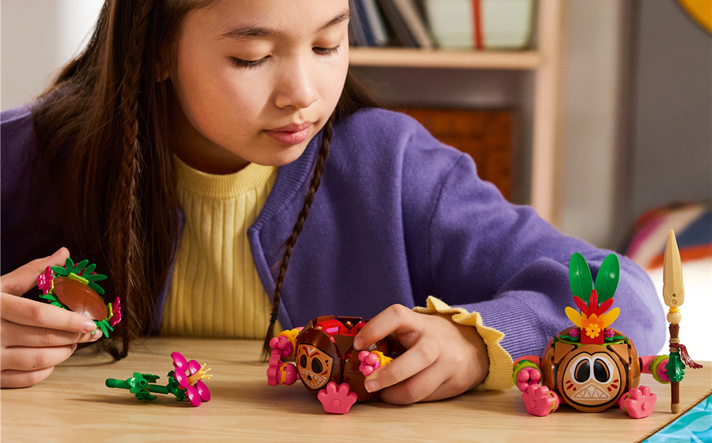 Stavebnice LEGO® │ Disney 43293 Kakamorové Z 407 dílků vzniknou postavičky, které mohou děti od 9 let využít ke hraní i jako dekoraci v pokoji