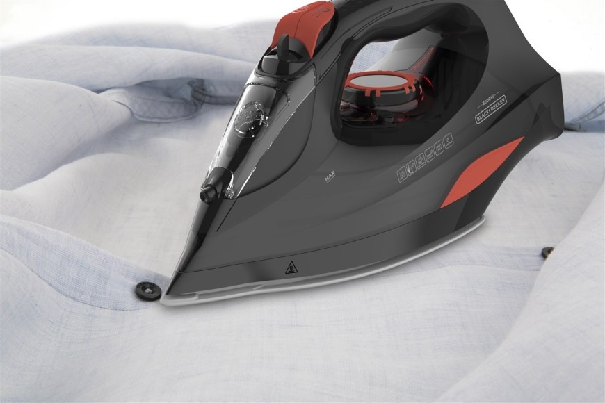 Žehlička Black+Decker BXIR3000E černá/červená Žehlička Black+Decker BXIR3000E žehlící košili