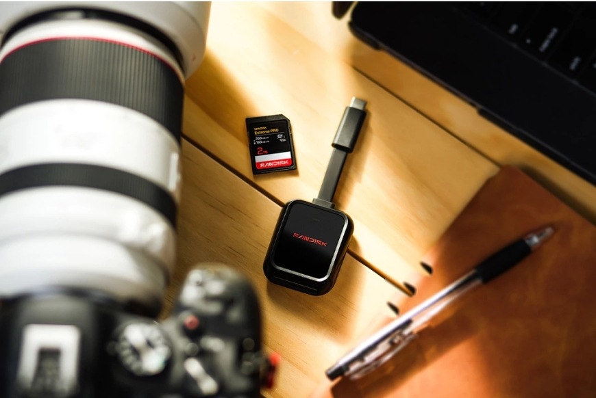 SD karta SANDISK Extreme PRO s čtečkou připojenou k notebooku