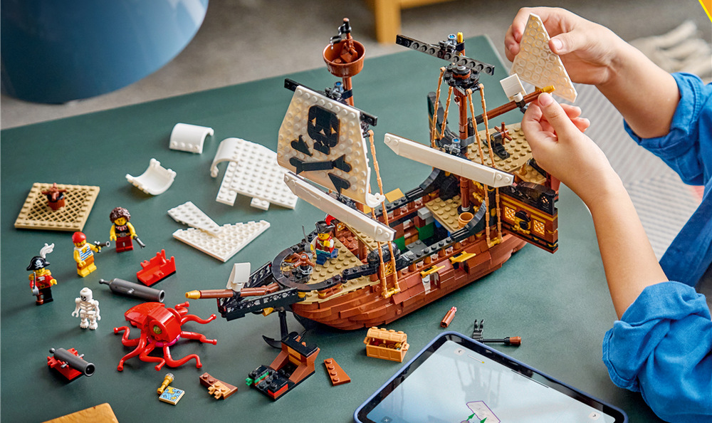 Stavebnice LEGO® Creator 3 v 1 31387 Kultovní pirátská loď Velká pirátská loď nabízí kotvu, plachty a děla, zatímco hrad přinese věž, molo, palmu a jeskyni.