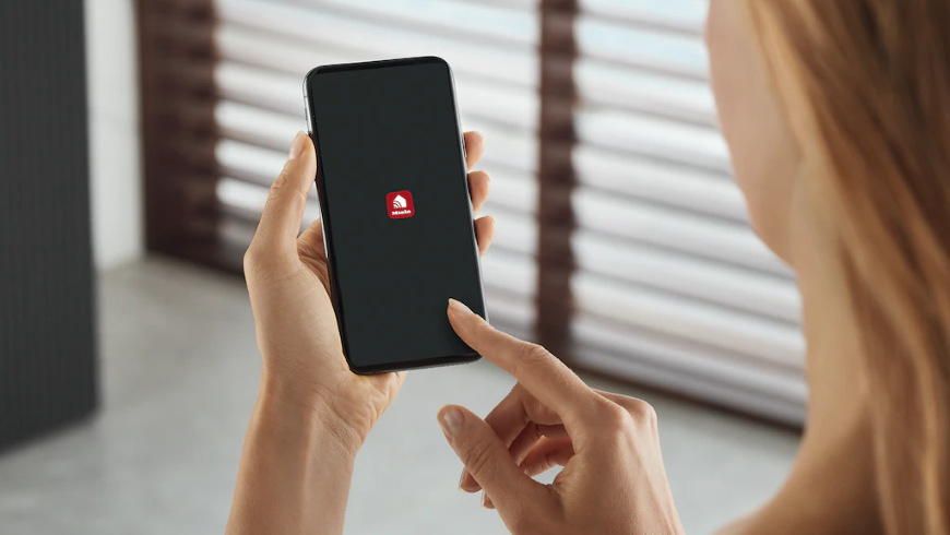 Ohřevná zásuvka Miele ESW 7030 béžová Žena používá mobilní aplikaci