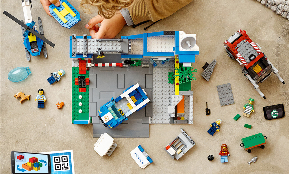 Stavebnice LEGO® City 60316 Policejní stanice 668 dílků vytvoří policejní stanici s vrtulníkem, vozidly a množstvím doplňků, které obohatí dětské herní scénáře.