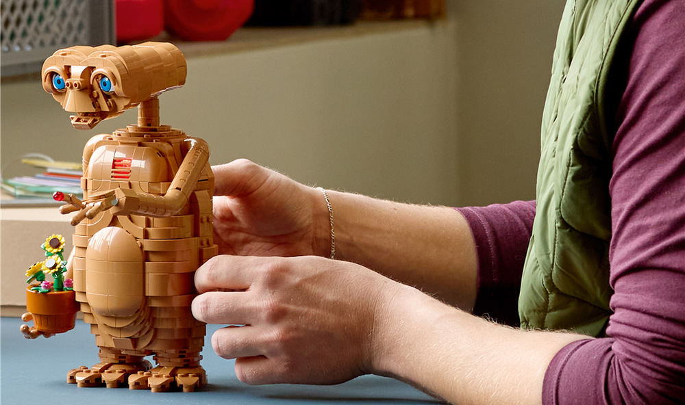 Stavebnice LEGO® Ideas 21370 E.T. the Extra-Terrestrial Charakteristický vzhled E.T. podtrhují pohyblivé části, které umožňují měnit jeho pózu.