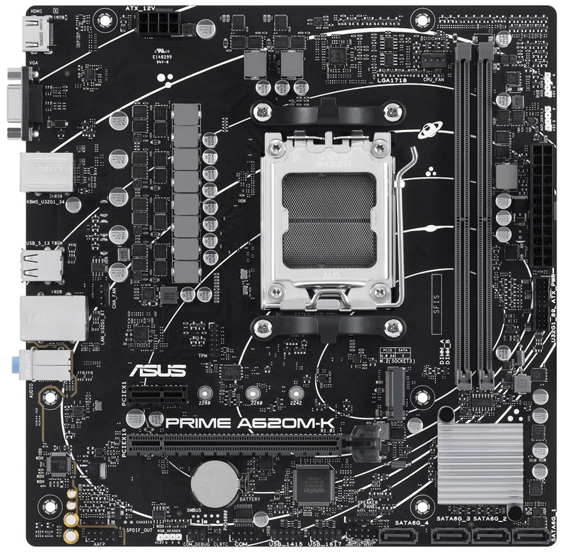 Základní deska Asus PRIME A620M-K Snímek desky shora. Vidíme všechny detaily desky - sloty pro paměti, procesor. Vidíme i chladič a shora na levé straně porty pro externí zařízení.