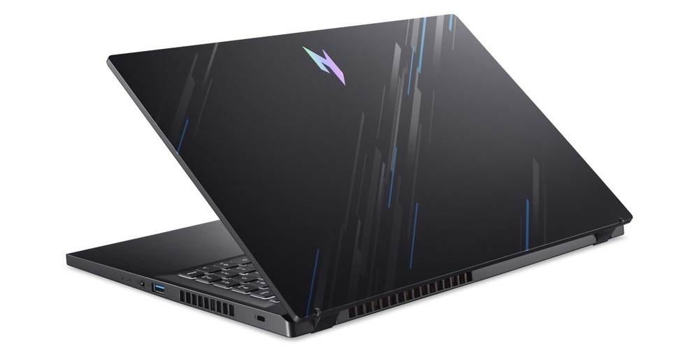 Pootevřený notebook Acer Nitro V 15 (ANV15-41-R6WB) zezadu
