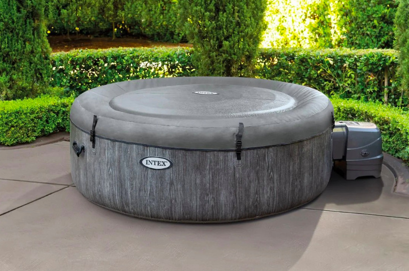 Vířivka Intex 28440 Vířivka Intex PureSPA Greywood Deluxe™ s termoizolačním krytem na zahradě