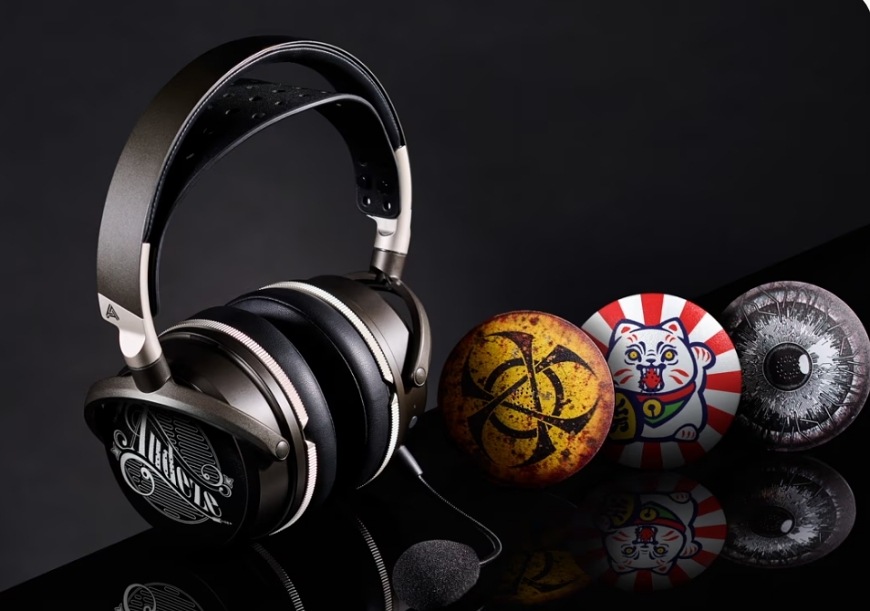 Headset Audeze Maxwell 2 ANC - Xbox černý Headset Audeze Maxwell 2 ANC v produktovém záběru s dekorativními bočnicemi a doplňky na tmavém pozadí
