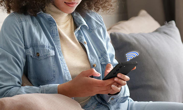 Pračka se sušičkou Samsung WD90DG6G94BBU4 černá Ovládání pračky Samsung WD90DG6G94BBU4 přes aplikaci SmartThings na smartphonu.