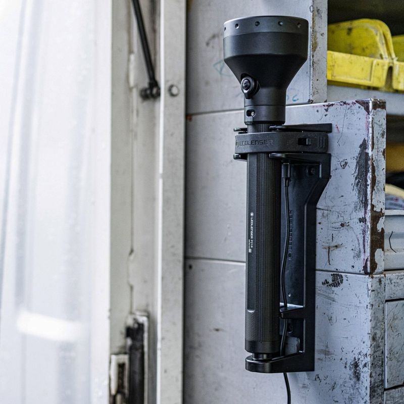 Svítilna LEDLENSER P21R černá Svítilna LEDLENSER P21R v nabíjecí stanici
