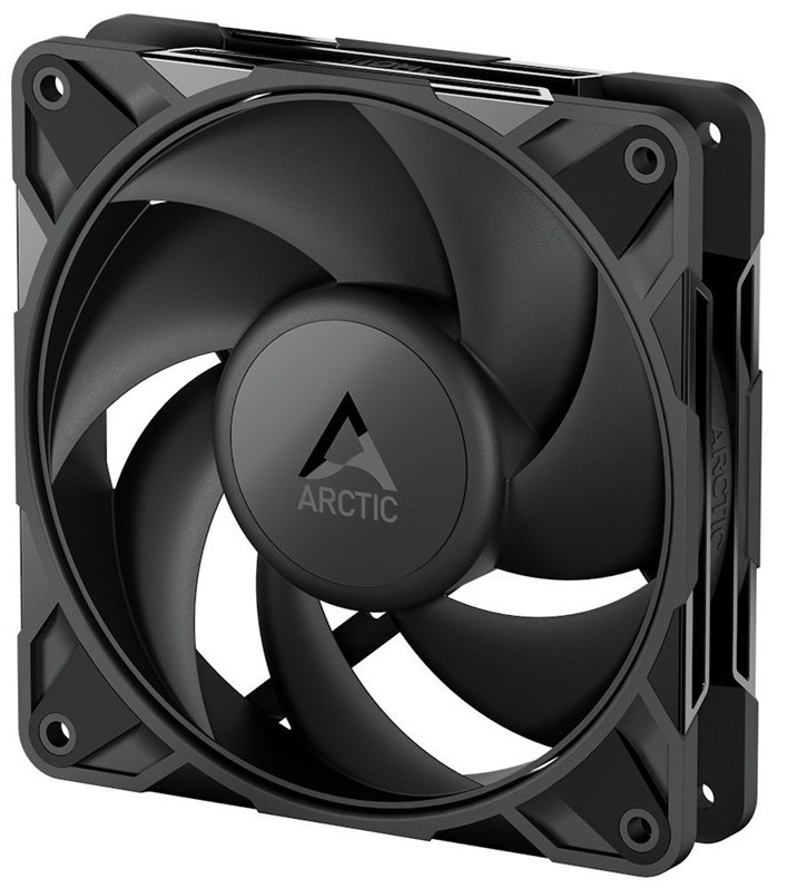 Na obrázku je ventilátor Arctic Cooling P12 Pro PST – černý počítačový ventilátor ve tvaru čtvercového rámečku. Uvnitř jsou široké černé lopatky a uprostřed kulatý střed s logem a nápisem ARCTIC. V rozích rámečku jsou montážní otvory pro přišroubování do skříně nebo na chladič. Ventilátor je vyfocený mírně z boku, takže je vidět i jeho hloubka.