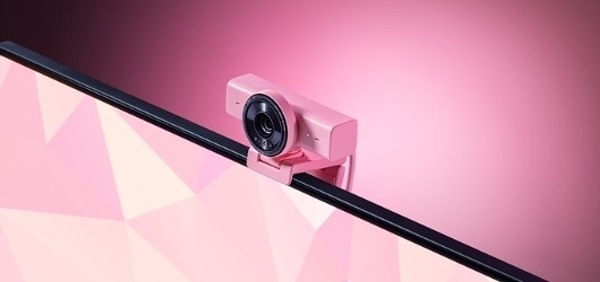 Růžová webkamera umístěná na monitoru