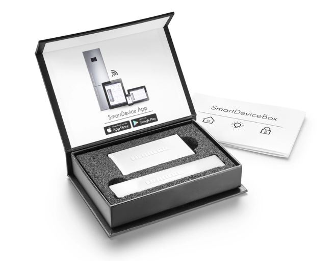 Dokoupitelné zařízení SmartDeviceBox ke spotřebičum Liebherr, aby je bylo možno připojit do mobilní apliakce. Zařízení se nachází v krabičce
