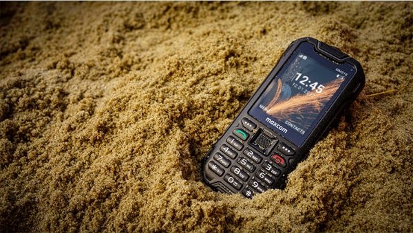 Mobilní telefon MaxCom MM918 L černý Odolný telefon Strong MM918 L v písku