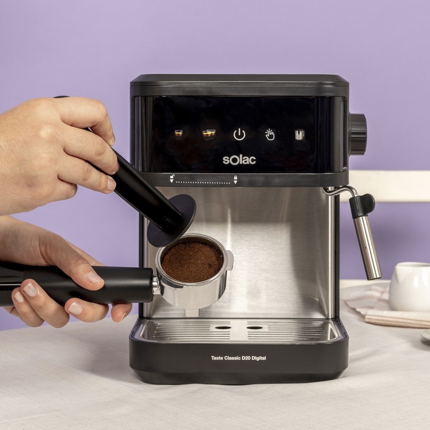 Pákový kávovar Solac CE4421 černý Pěchování mleté kávy v portafiltru kávovaru Solac Taste Classic D20 Digital