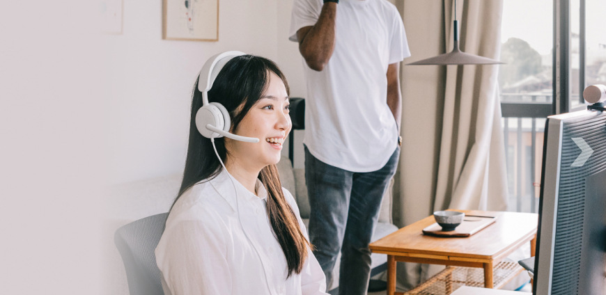 Reálné použití headsetu Logitech Zone Wired 2 během online meetingu s důrazem na srozumitelný přenos hlasu a komfort při delším nošení