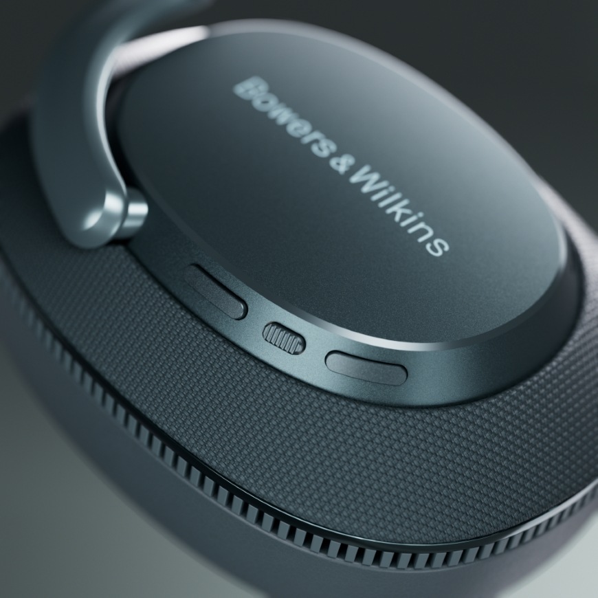 Sluchátka Bowers & Wilkins Px7 S3 tyrkysová Detail náušníku Bowers & Wilkins Px7 S3 s ovladači
