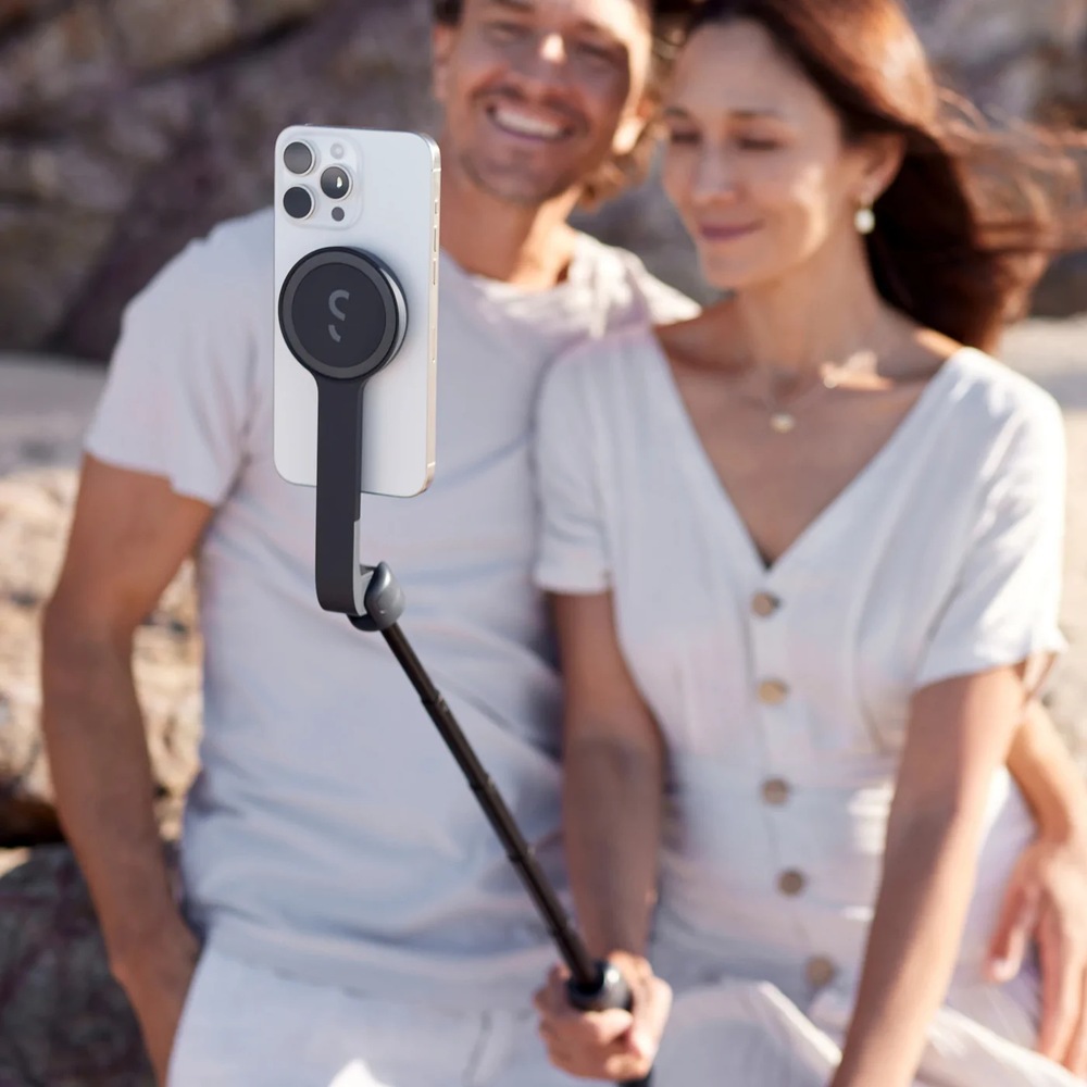 Selfie tyč ShiftCam SnapStand Selfie černá Selfie tyč SnapStand s pozadím dvojice usmívajících se lidí