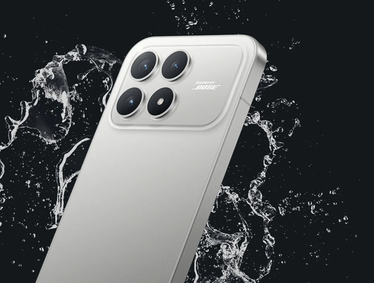 Mobilní telefon Poco F8 Pro 5G 12 GB / 256 GB černý Detail obrázku telefonu a stříkající vody.