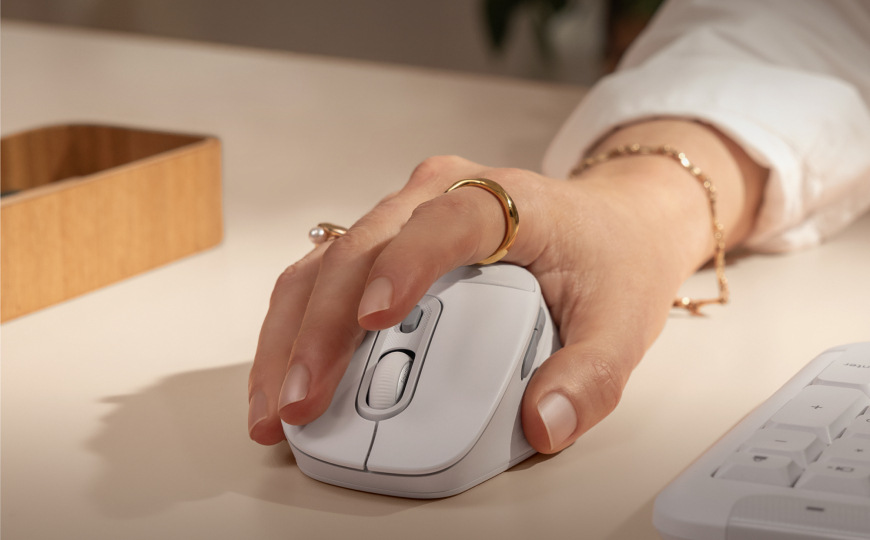 Klávesnice s myší Logitech Signature Comfort Plus MK880, US layout grafitová Ruka ovládající světlou bezdrátovou myš ze setu Logitech Signature MK880 Comfort Plus