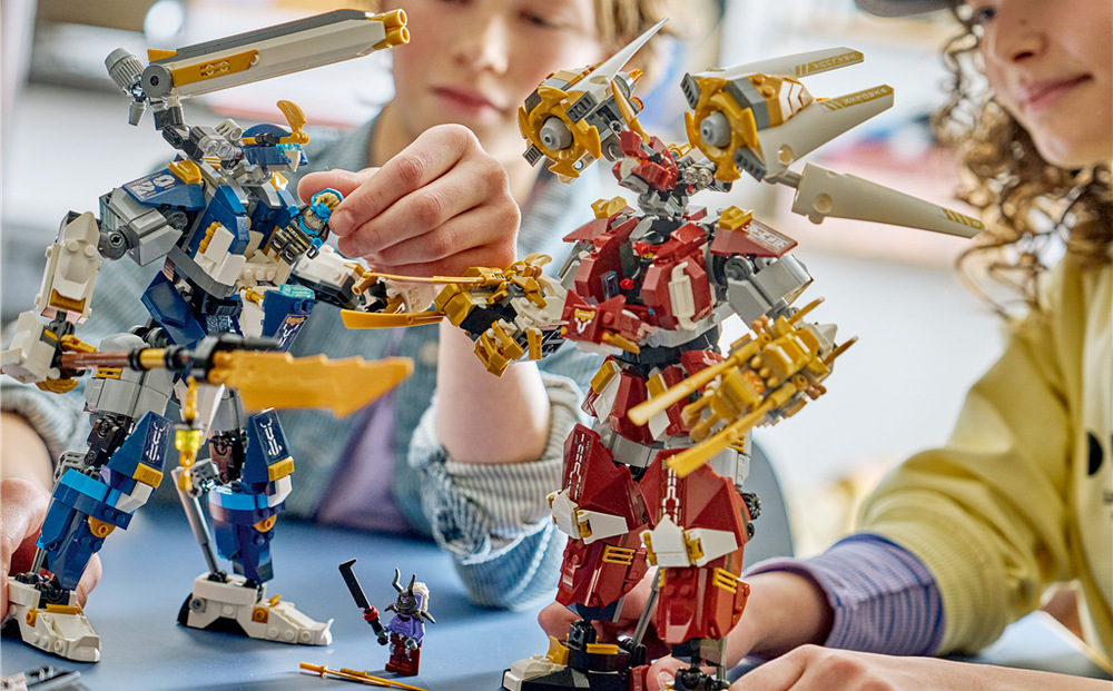 Stavebnice LEGO® NINJAGO® 71870 Dvojice titánských robotů Díky podstavci a výšce přes 26 cm se robotické obleky promění také v působivé výstavní modely.