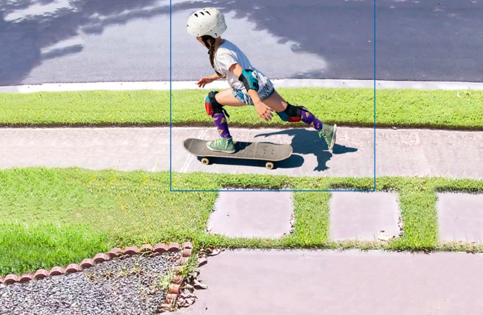 IP kamera TP-Link Tapo TC46 automaticky sleduje pohyb dítěte na skateboardu pomocí AI detekce