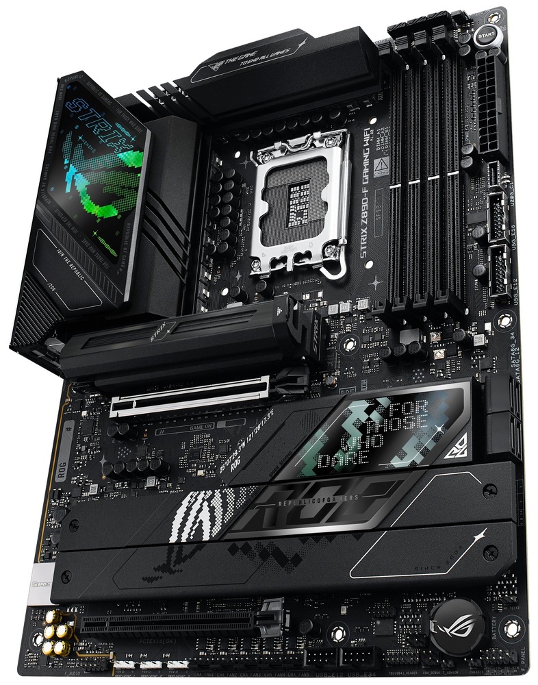 Na fotce je deska focená shora pod mírným úhlem: vlevo nahoře dominuje vysoký kryt zadního I/O s typickým ROG/Polymo motivem, uprostřed je patice Intel LGA1851 a napravo vedle ní čtveřice slotů DDR5 DIMM. Ve spodní polovině jsou vidět rozšiřující sloty (hlavní dlouhý PCIe 5.0 x16 pro grafiku a pod ním další dlouhý PCIe 4.0 x16 pro rozšíření) a velké chladiče, pod kterými jsou schované M.2 pozice a čipset. Podél spodní hrany desky jsou vyvedené hlavně interní konektory pro skříň: Front Panel Audio (F_AUDIO) pro sluchátka/mikrofon na čele, Front Panel System (F_PANEL) pro tlačítko Power/Reset a LEDky, interní headery pro USB 2.0 a USB 5Gb/s (pro přední USB porty skříně), konektor USB 20Gbps Type-C pro přední panel, dále Addressable Gen2 (ARGB) headery pro adresovatelné podsvícení a také header pro Thunderbolt/USB4 a teplotní čidlo; 4× SATA 6Gb/s porty jsou pak u pravého spodního okraje natočené do boku.
