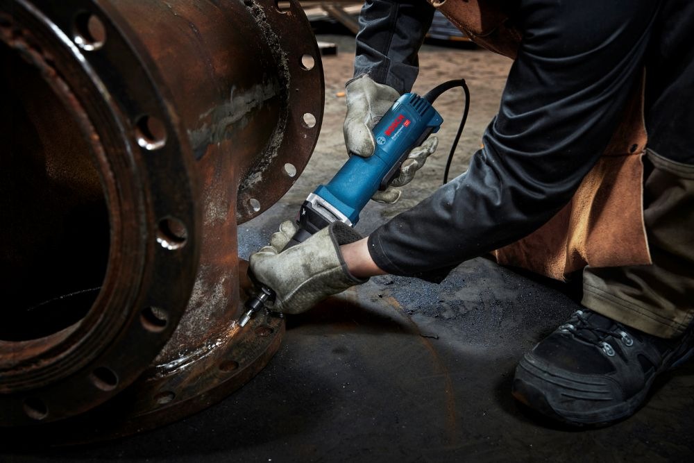 Přímá bruska Bosch Professional GGS 30 LPS je vybavena spínačem PROtection s regulací zpětného rázu