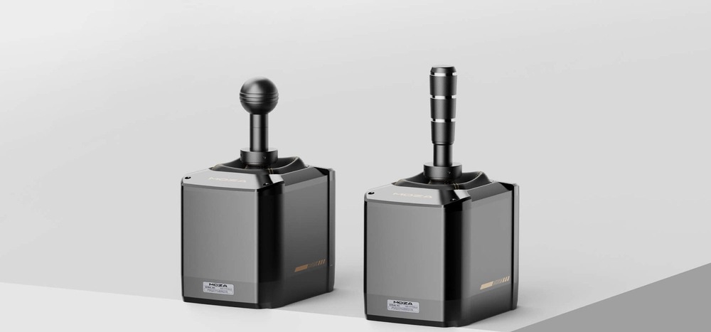 Náhradní páky Moza Racing Shifter Knob hliník Na záběru jsou tři objekty: červená vinutá pružina, oranžová vinutá pružina a plný černý válec. Jsou rovnoměrně rozmístěné na bílém pozadí.