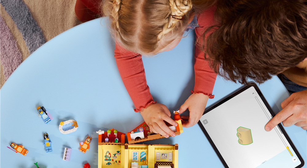 Stavebnice LEGO® Bluey 11203 Bluey a její rodinný dům Rodinný dům Bluey představuje kreativní dárek, který propojuje oblíbený seriál, stavění a dlouhodobé rodinné hraní