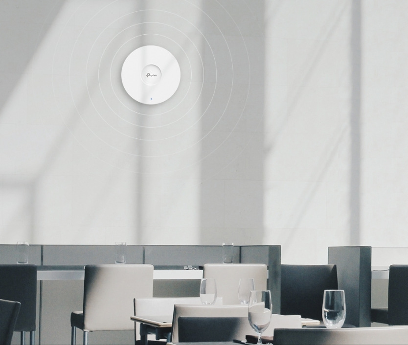 TP-Link Omada EAP650 instalovaný na stropě v restauraci pro rozšíření Wi-Fi pokrytí